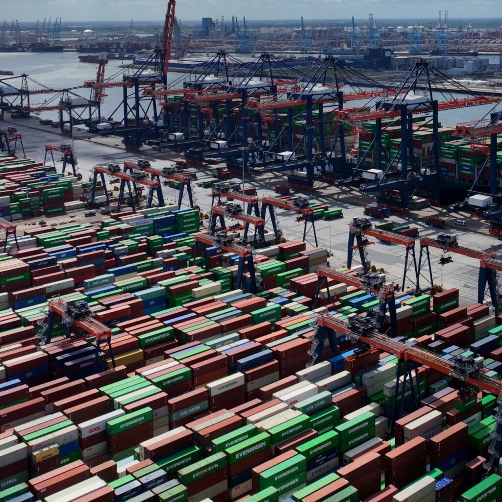 (til 03 Standard Container 1)ANCO_harbor_rotterdam_1 Cropped
